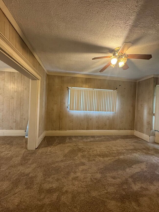 Building Photo - 4 Bedroom spacious Colonial, mins from Dow...