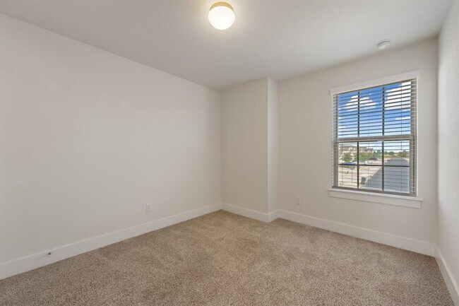 Building Photo - 603 White Steppe Way