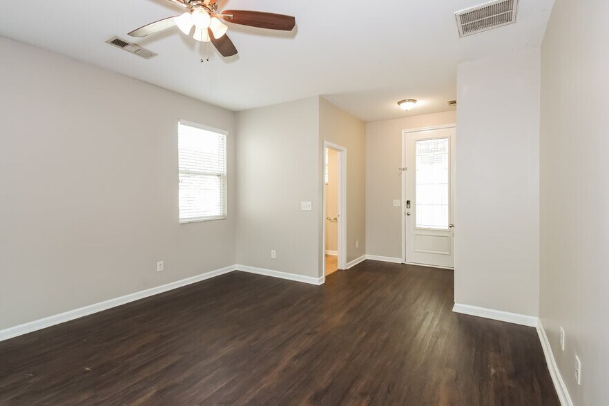 Building Photo - 307 Kaley Dr