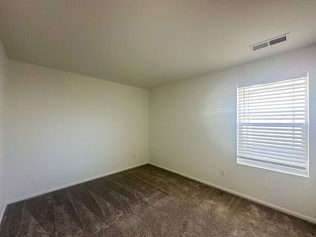 Building Photo - East Facing 3bd 2.5ba paired home in Sende...