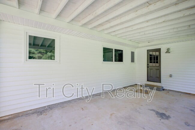 Building Photo - 214 Brooks Rd