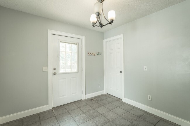 Building Photo - 3 bedroom, 2 bathroom home in the Southside!
