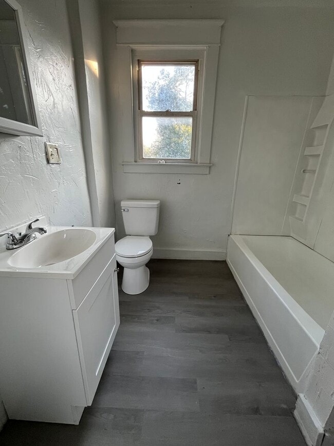 Building Photo - 3 Bedroom Single Family Home