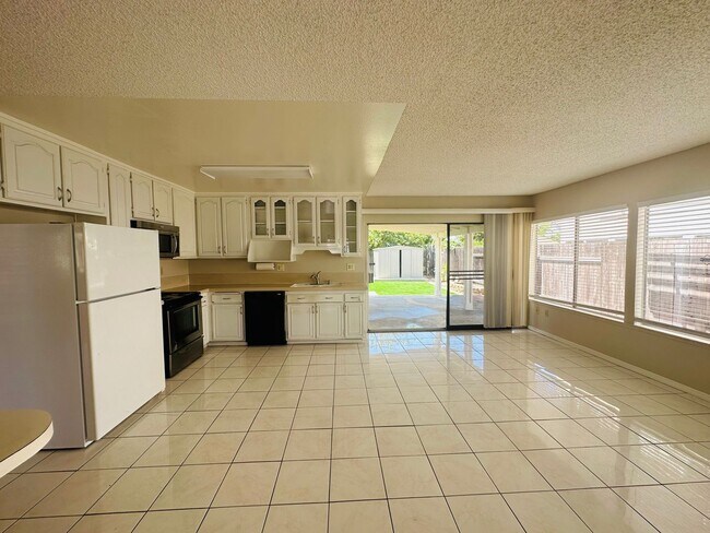 Building Photo - Spacious 3 Bedroom 2 Bath in Mira Mesa! Bi...