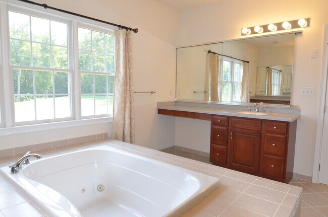 Building Photo - 4 Summit Way