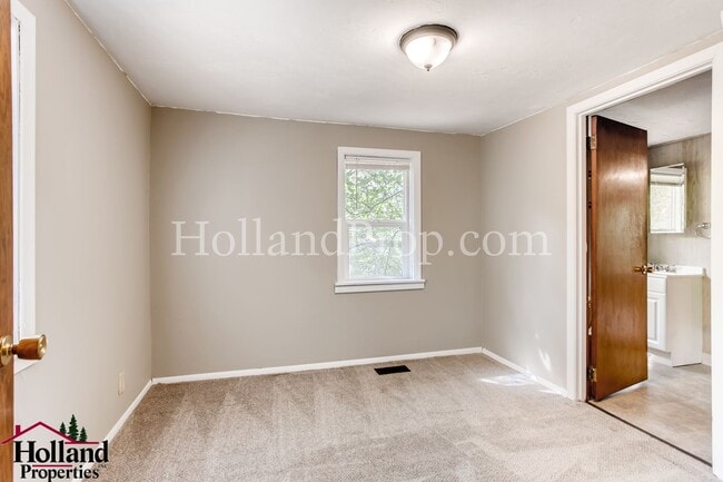 Building Photo - Hidden gem in SW Portland 2bd 1bth waiting for you!