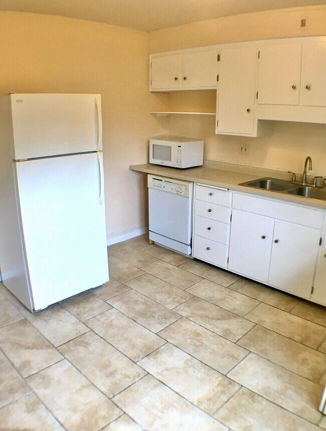 Building Photo - 422 Rushmore Ln