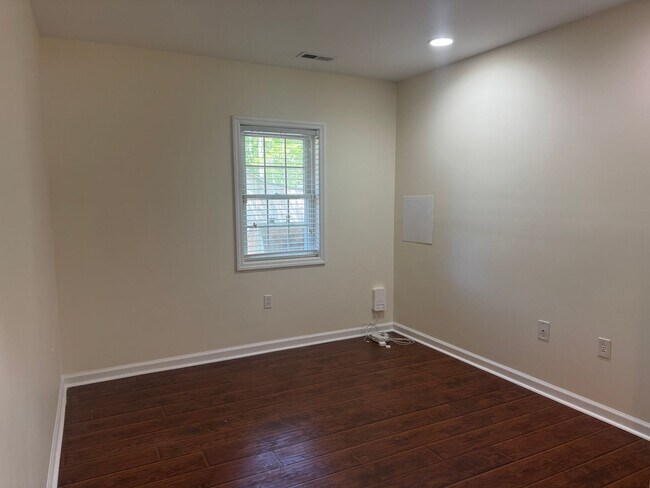 Building Photo - Newly remodeled brick home in New Bern