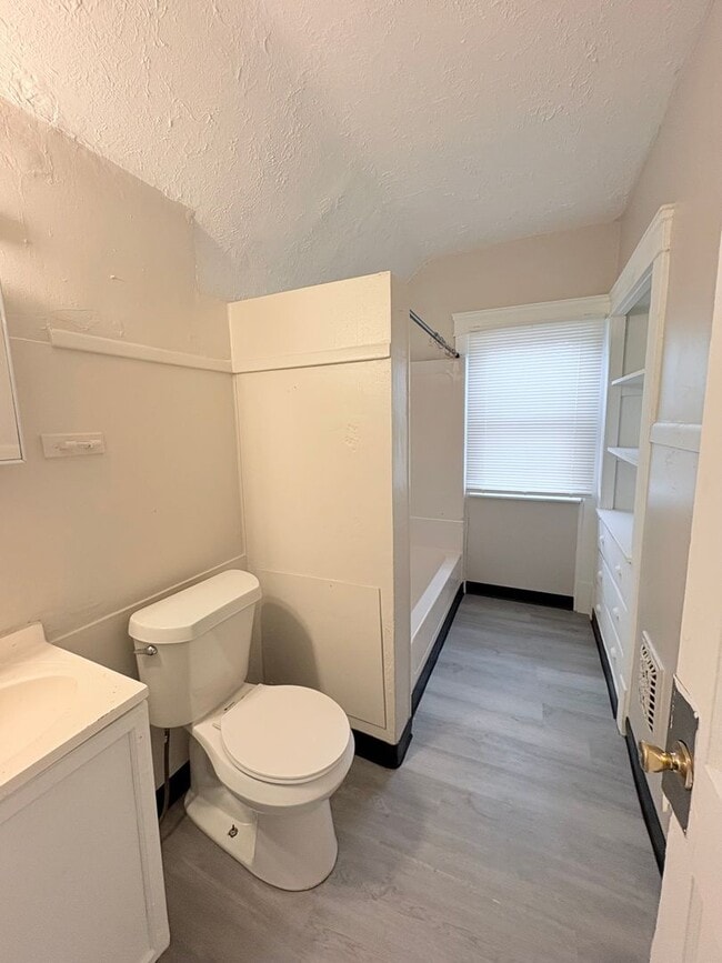 Building Photo - Charming 4-bedroom, 1-bathroom home located in the vibrant city of Cleveland