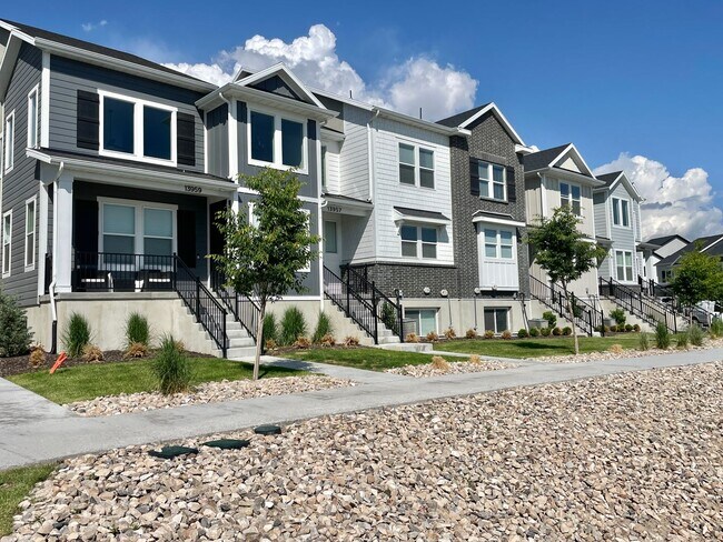Building Photo - Gorgeous Poolside Corner Townhome at Mountain Ridge!