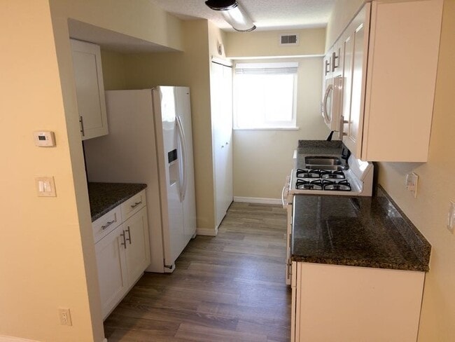 Building Photo - 14 W Rhodes Dr