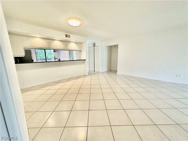 Building Photo - 209 Pinebrook Dr