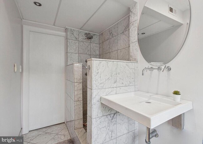 Building Photo - 18 9th St NE