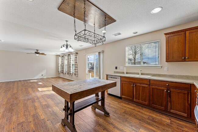 Building Photo - Lovable 3 Bed, 2.5 Bath Single Family Thor...