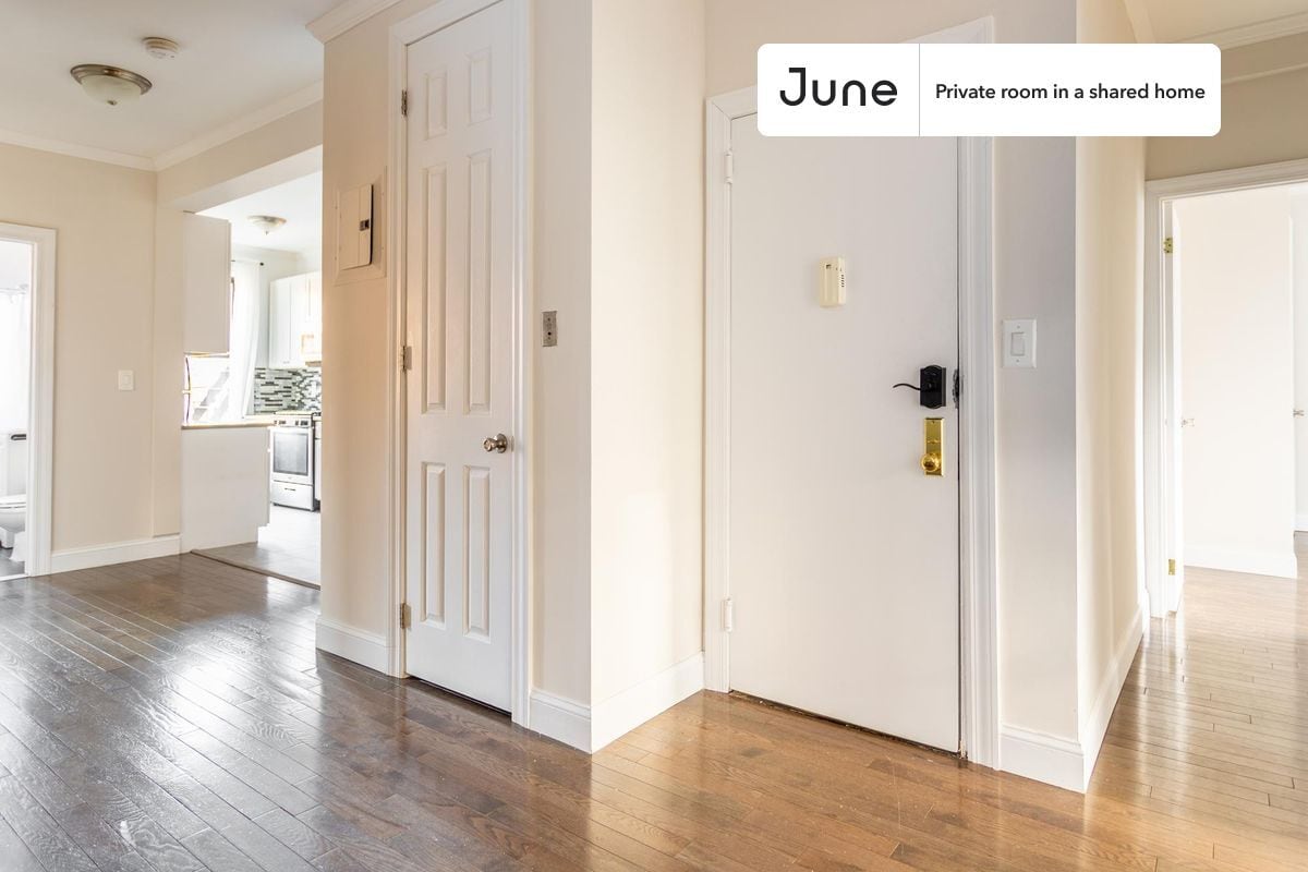 Building Photo - Private bedroom in 4 bed/1 bath Home