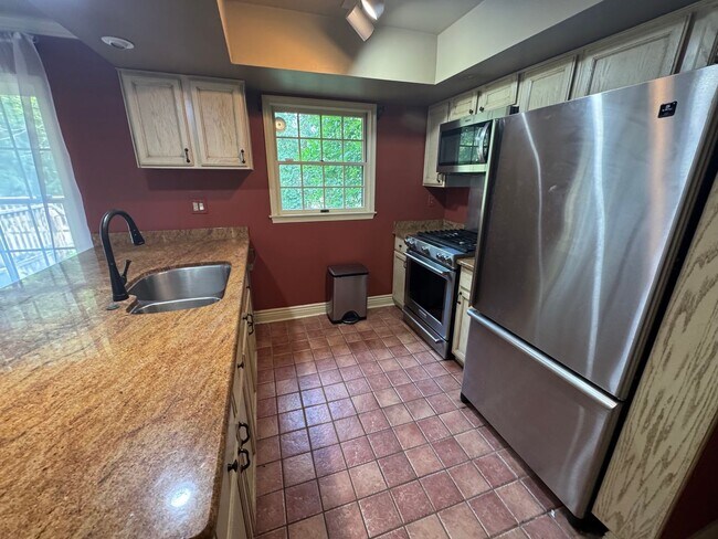 Building Photo - 102 Ravenwood Pl