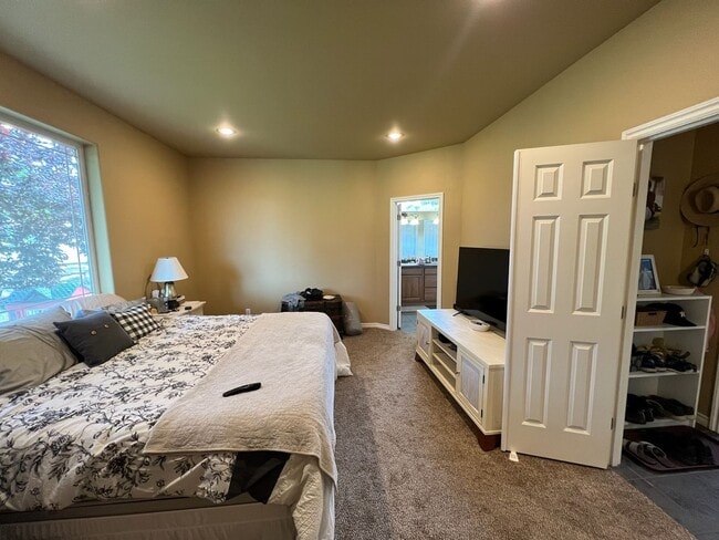 Building Photo - Gorgeous 4 bed, 3 full baths Craftsman Sty...