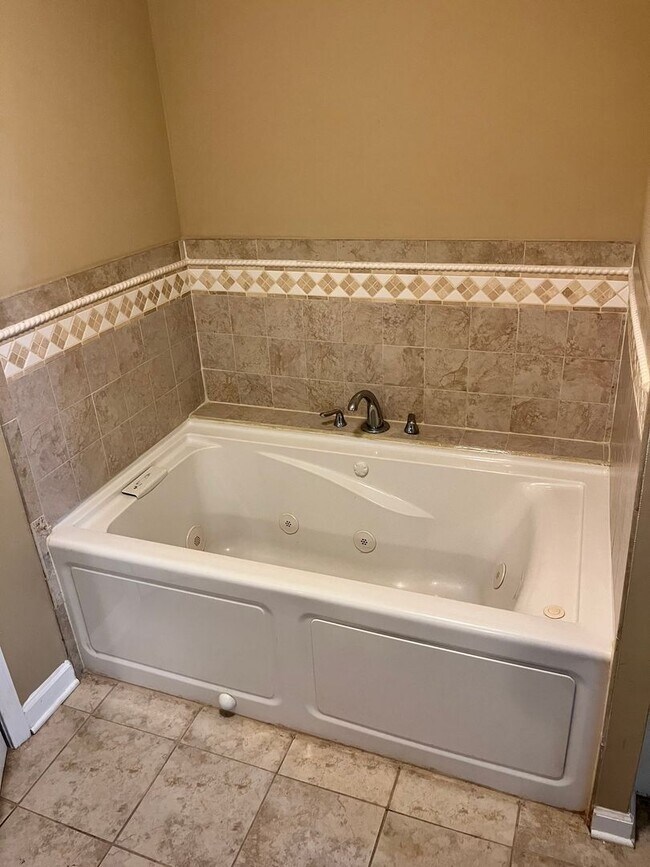 Building Photo - Spacious