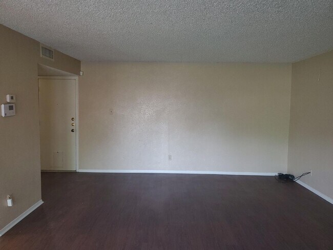 Building Photo - Move in ready home in Garland!