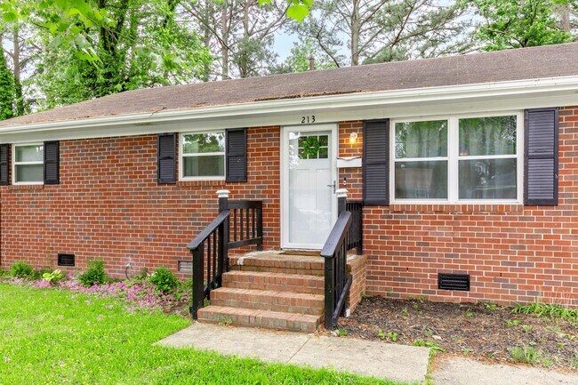 Building Photo - Charming 3-Bedroom Coastal Home in the Hea...