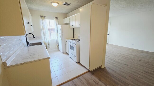 Building Photo - 526 S St Andrews Pl