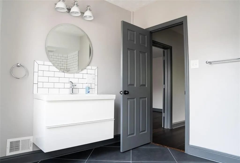 Main Bathroom - 1120 Brabec St