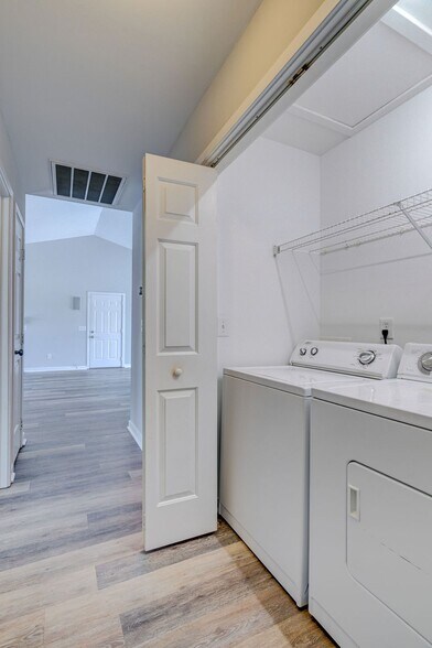 Building Photo - 305 Hixon Pl