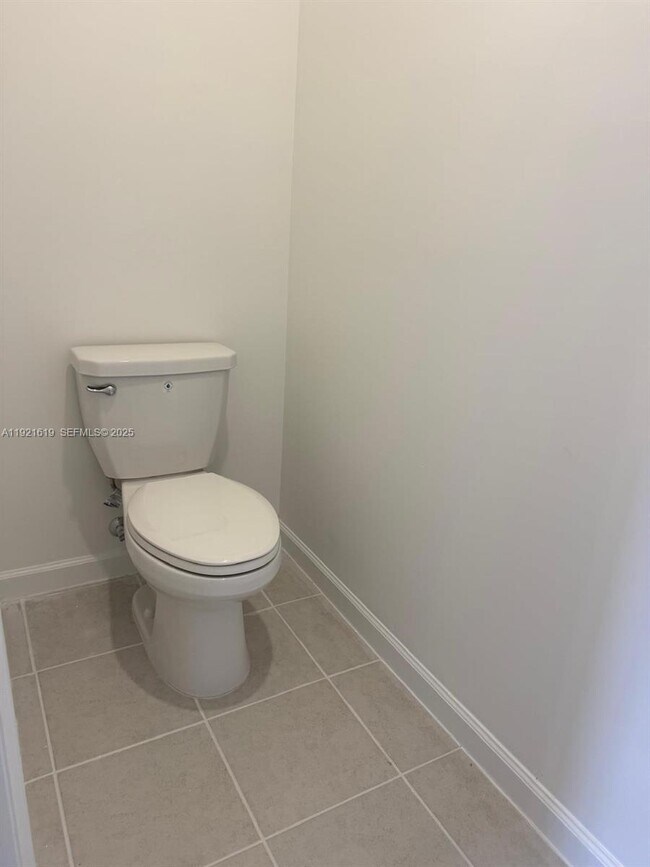 Building Photo - 2746 SE 24th Terrace