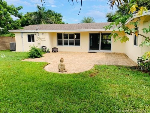 Building Photo - 901 NE 25th Ave