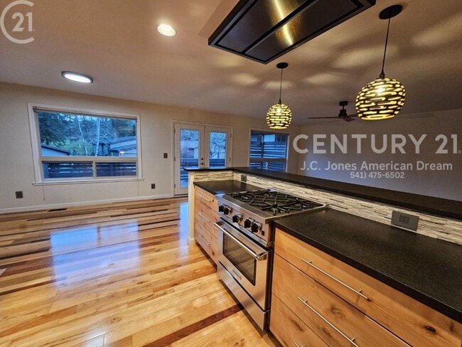 Building Photo - Prime Southern Oregon Location for the Outdoor Enthusiast