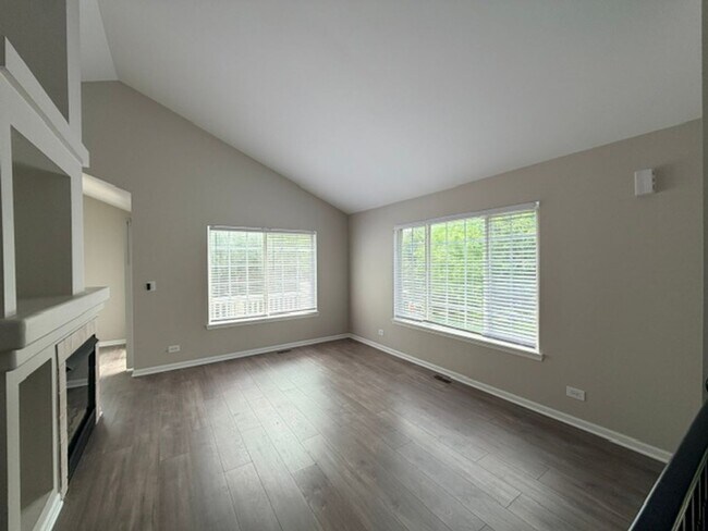 Building Photo - Beautiful and cozy home with 3 bedrooms and 2 full bathrooms and finished basement
