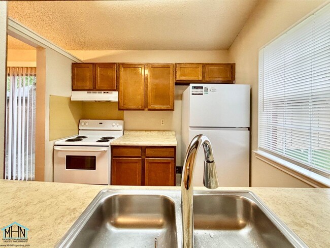 Building Photo - Cute & Cozy Duplex Nestled in a Prime Loca...