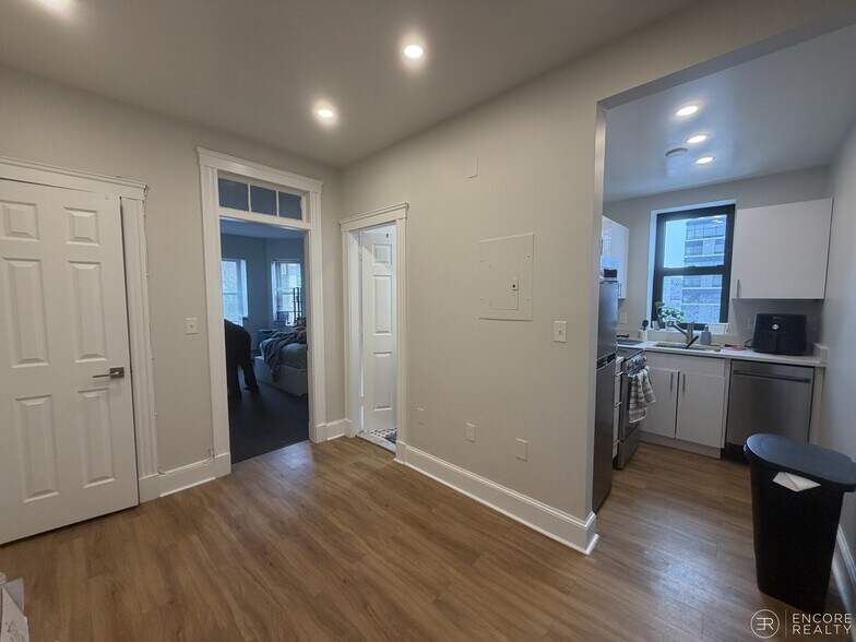 Building Photo - 16 Aberdeen St