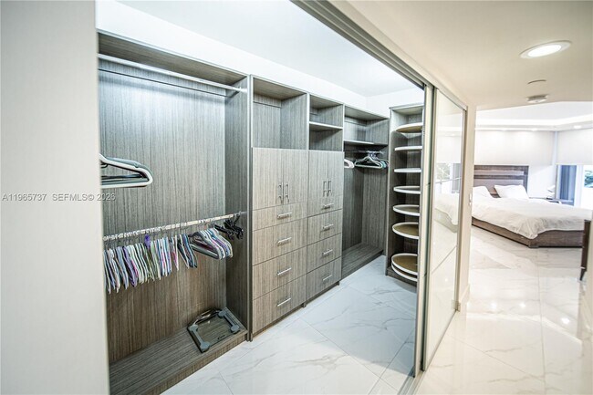 Building Photo - 16445 Collins Ave