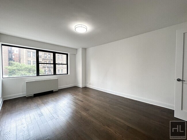 Building Photo - E 16 ST