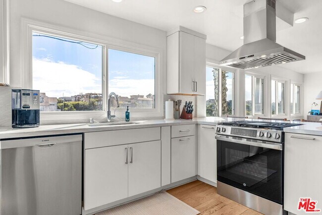 Building Photo - 29 Lighthouse St