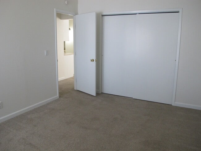 Building Photo - 2831 Somerville Dr