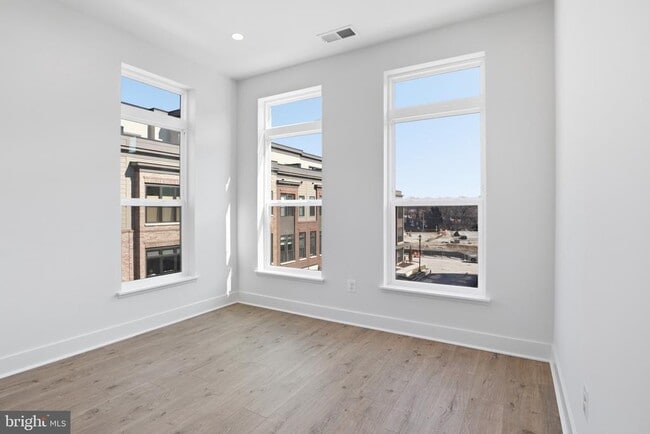 Building Photo - 5358 Zenith Overlook