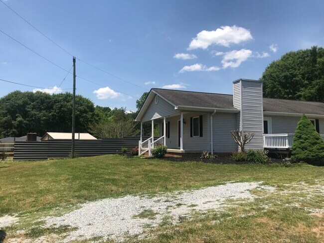 Available-July 11, 2024 Easley 3 Bedroom & 2 Bathroom - 1619 Cedar Rock Church Rd