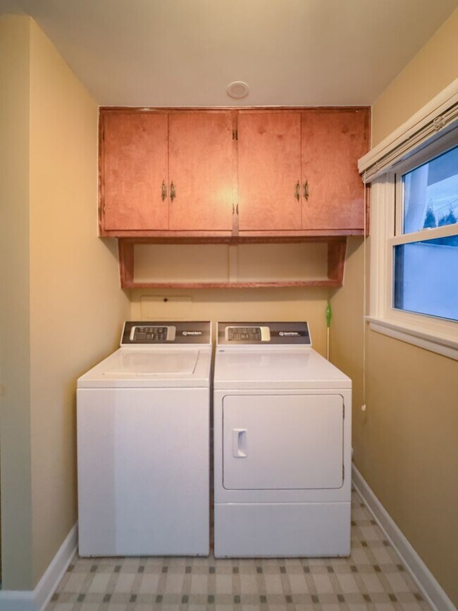 Building Photo - Beautiful 3bd 2 ba House