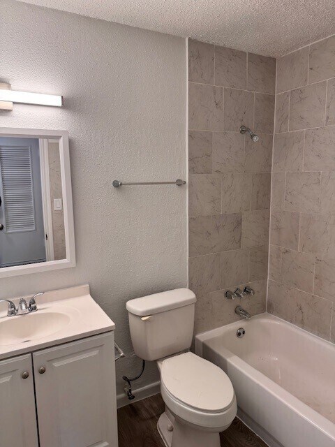 Building Photo - Newly Renovated 3 bedroom 2 bath home with...