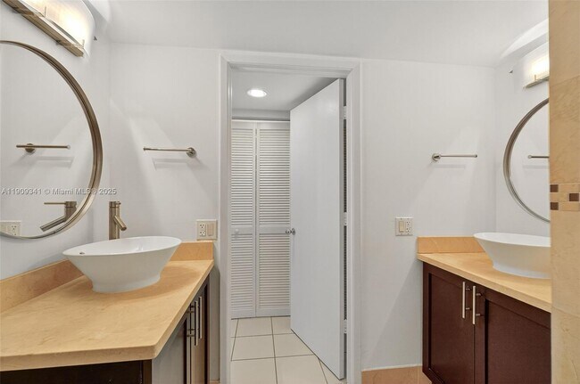 Building Photo - 6061 Collins Ave