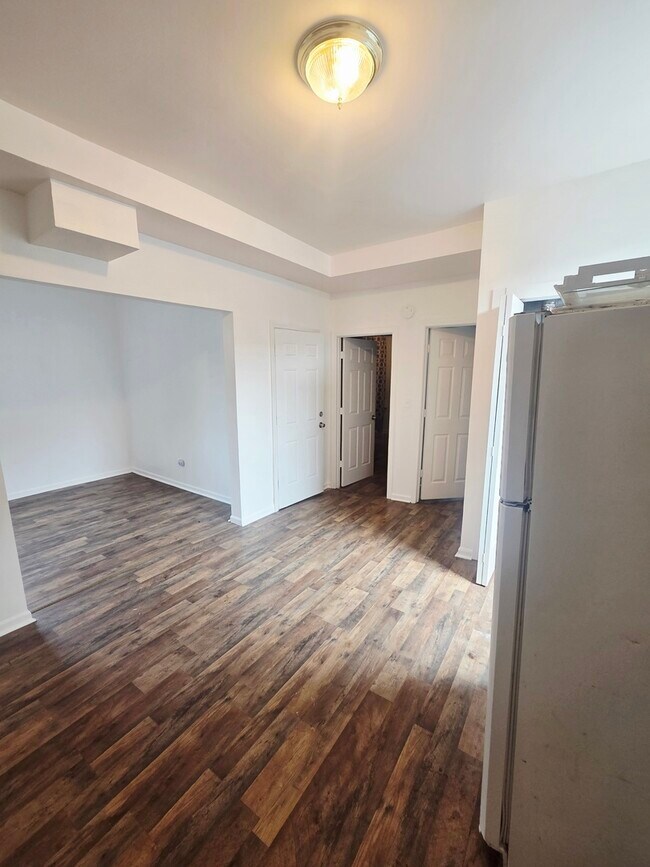 Building Photo - 1133 E 81st St