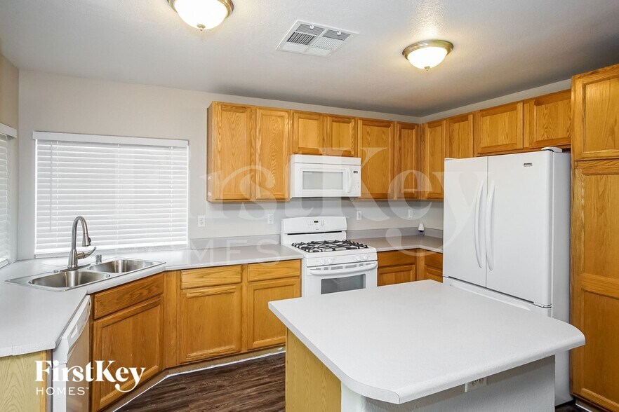 Building Photo - 985 Blue Lantern Dr