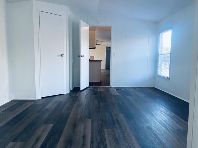 Building Photo - 918 Salters St