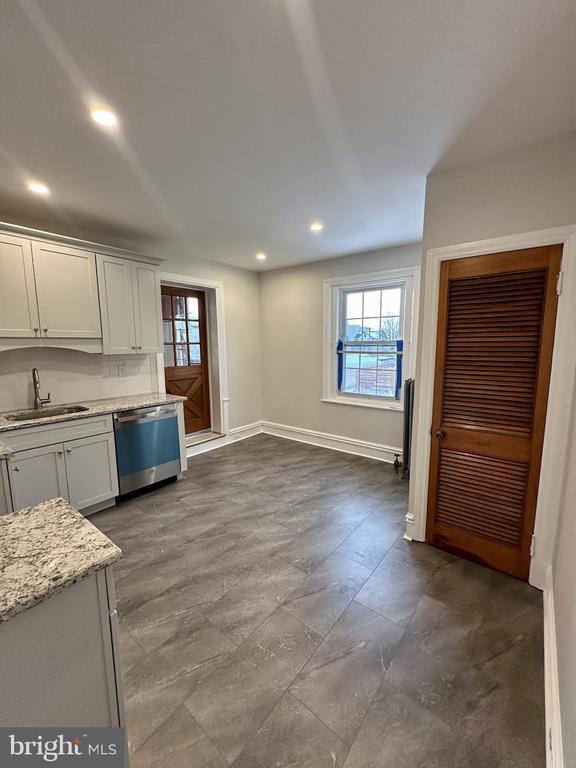 Building Photo - 125 E 4th Ave