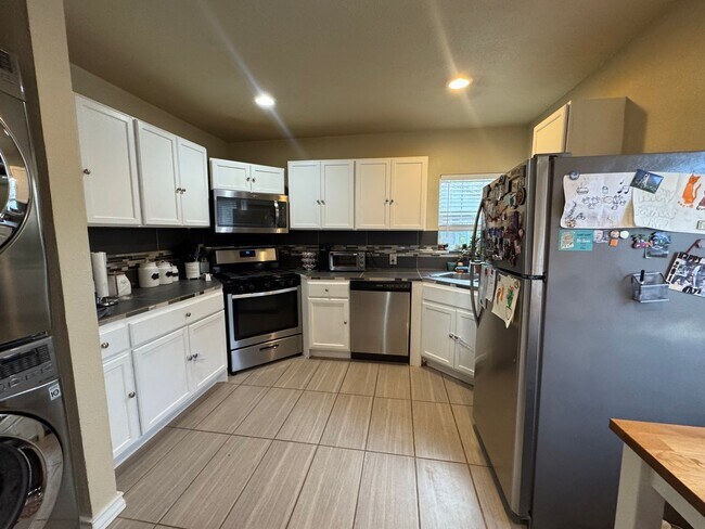 Building Photo - 2/1 Home Available for Immediate Move In!