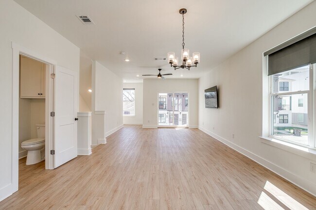 Building Photo - 2322 Benbrook Blvd