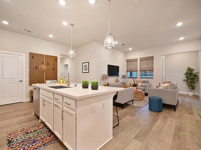 Building Photo - Premier 2/2 Condo in The Cannery