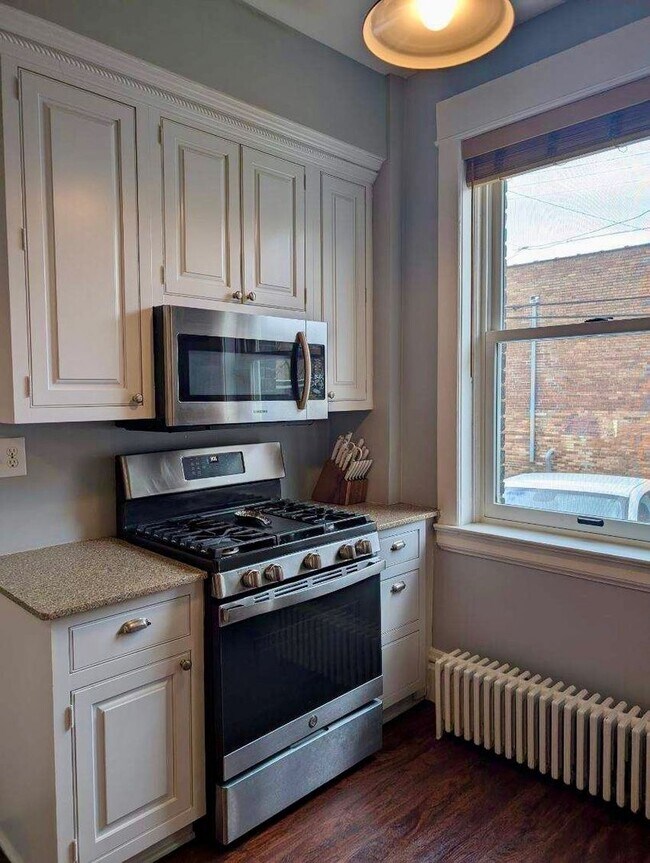 Building Photo - Stunning 3 bedroom main floor unit in prime Saint Paul location.